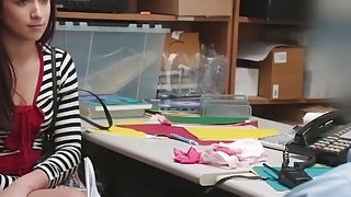 Teen Thief Naiomi Dipaksa Untuk Blow Cock Di Kantor