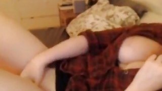 Jari remaja seksi busty memek di bawah celana pada webcam
