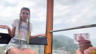 Seks Publik di Ferris Wheel - Gadis Rusia Katty West Memberi POV Hot Blowjob Swallows Cum