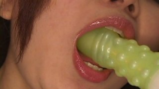 Remaja Jepang yang terangsang Yamasaki Honoka sedang masturbasi di sofa menggunakan vibrator yang kuat