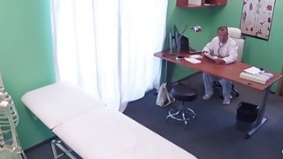 Dokter meniduri pasien remaja ramping sampai orgasme