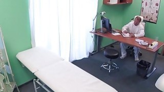 Dokter meniduri pasien berdada yang ketakutan