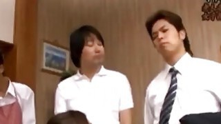 Teman sekelas meniduri sekolahan manis Jap di depan keluarganya