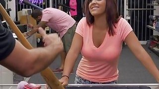 Latina cantik Mia Martinez mendapat fucked di doggystle oleh Shawn