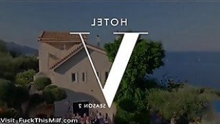 Pengantin wanita memiliki pengalaman anal pertama di hotel vixen