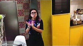 Folla a sus hermanastros en medio de una percakapan familiar