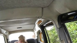 Wanita bertubuh bundar besar bertinta dipaku di taksi di depan umum
