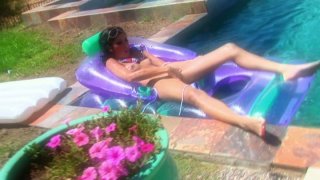 Pelacur brunette kotor Kimberly Gates fucks keras di dekat kolam renang dan mendapat makan dengan air mani