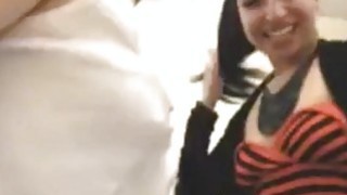 Dua remaja lesbian panas berciuman dan bermain-main di webcam