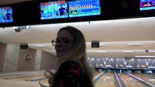 Anda mengambil bowling Riley, dan pemenangnya mengambil semuanya.