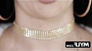 Bintang milf jasmine jae tampak memukau dalam pakaian jala sambil melakukan deepthroating dengan ayam raksasa dewasa milf