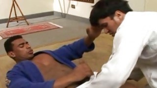 Pelatihan Muscle Hunks Karate berubah menjadi Seks Anal