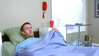 Pasien meniduri dokter besar payudaranya di tempat tidur hopital