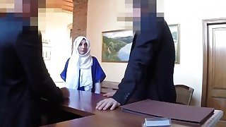 Pelacur busty Arab naik ayam besar di kamar hotel