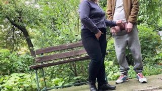 Milf Step Mom ditutupi cum oleh menantu-handjob outdoor doggystyle fuck