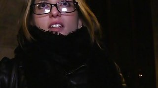 Poni sayang Ceko dalam gelap di depan umum