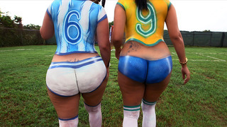 Dua pantat besar Latinas Destiny dan Angelina bermain sepak bola