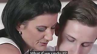 Ibu horny milf menyebalkan dan meniduri ayam keras pria muda pemalu