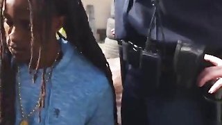 Cowok Rhasta diambil dan dipukul oleh dua polisi wanita