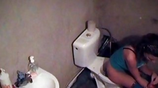Gadis kencing ditangkap di spycam wc