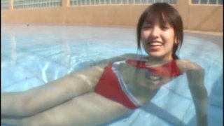 Gal Jepang Akina Minami di kolam renang