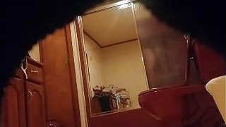 Ibu rampasan panas saya diam-diam difilmkan di kamar mandi kami