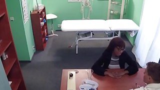 Pasien ebony Busty mengisap dokter kontol