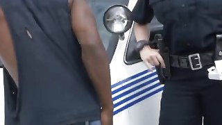 Polisi wanita muntah di tiang hitam besar dan mendapatkan pussies kacau di truk