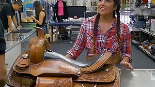 Pantat cowgirl cantik bercinta dengan bidak Bung di ruang belakang