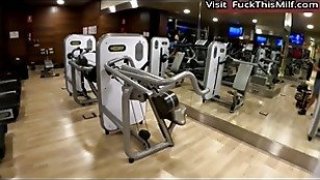 Pantat besar pelacur Brasil akan kacau di gym hardcixwb