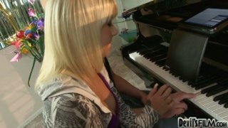 Pirang panas Tessa Taylor bercinta di piano