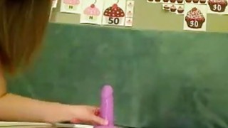Hottie dengan stocking multi-warna dildo naik di webcam