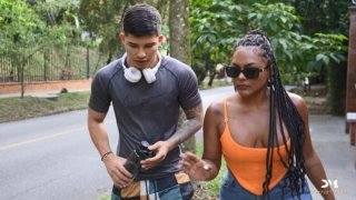 Ibu latina panas carla morelli mengambil ayam latino besar di mulutnya - Danner Mendez menidurinya dengan keras