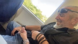 Kecelakaan seks kereta umum - milf pirang handjob cumshot dalam hd spanyol