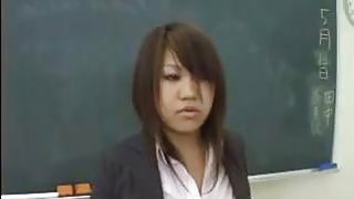 Gadis Jepang Busty Di Kelas