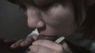 Cewek amatir Riho Mishima memberikan blowjob di toilet umum