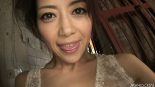 MILF Jepang Hojo Maki mencari panas dan seksi di pakaian dalamnya
