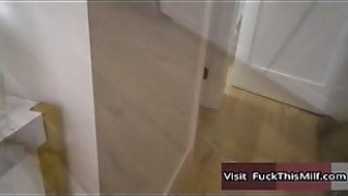 Langkah melengkung m o m ivy lebelle memungkinkan anak tiri menggosok payudaranya yang besar dan pantat berair dengan busa