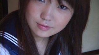 Manis remaja Jepang Gekisha berpose di kamera menggoda Anda